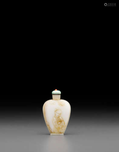 19th/early 20th century A carved shell snuff bottle