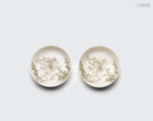 De cheng zhai zhi mark, 19th century A pair of grisaille-decorated landscape dishes