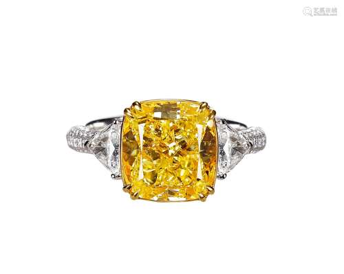 5.16克拉枕形切割浓彩黄钻（Fancy Intense Yellow）配钻石戒指