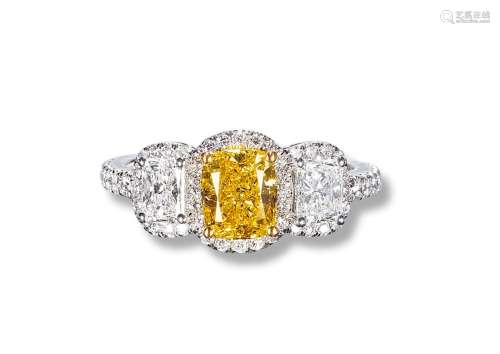 1.5克拉枕形切割艳彩黄钻（Fancy Vivid Yellow）配钻石戒指