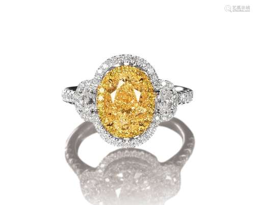 2克拉椭圆形切割淡彩黄钻（Fancy Light Yellow）配钻石戒指