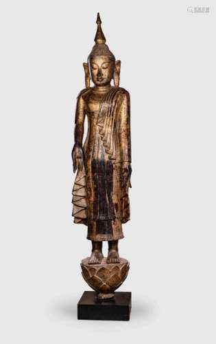 Important Buddha debout sur une base lotiforme vêt...
