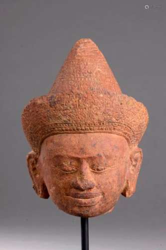 Tête de Vishnu coiffée de la tiare conique Mukuta ...