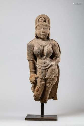 Lakshmi figurée nue debout en léger tribanga, paré...
