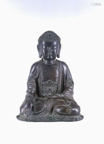 Buddha assis en méditation en virasana, la main dr...