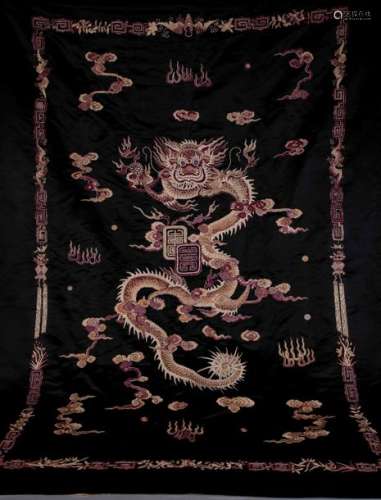Grand textile mural brodé d'un dragon et d'une fri...