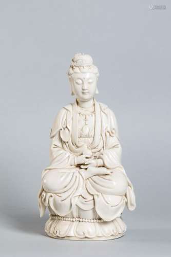 Le Boddhisattva Kwan yin figuré assis en méditatio...