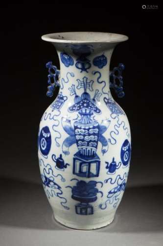 Vase balustre en porcelaine blanche décoré en bleu...