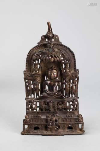 Tirthankara Jaïn assis sur un important temple pié...