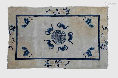 Tapis de laine à décor d'un signe shou de longévit...