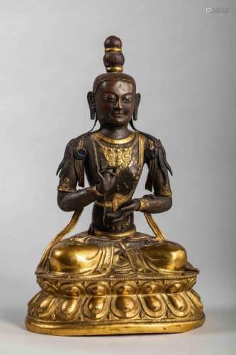 Buddha assis en méditation dyanasana sur un double...