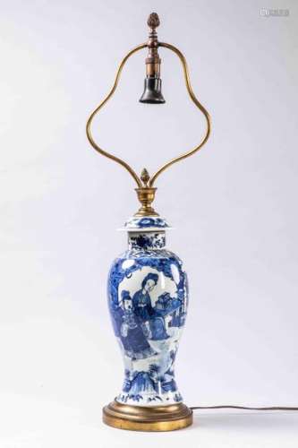 Vase balustre en porcelaine blanche décoré en bleu...