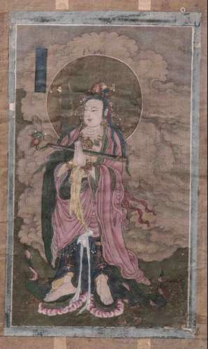 Le Boddhisattva Kwan Yin debout les deux pieds pos...
