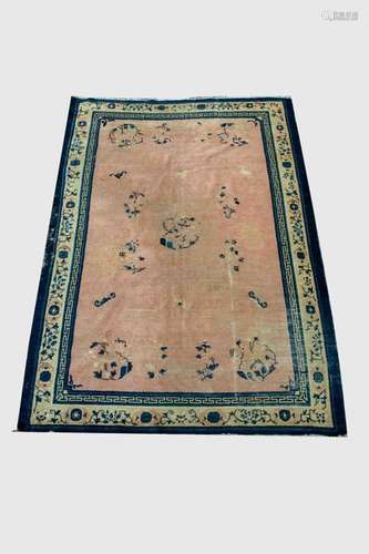 Tapis de laine à décor de motifs floraux et frises...