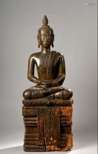 Buddha assis en virasana sur un haut socle à base ...