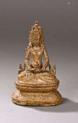 Buddha Amitayus assis en méditation sur un socle à...