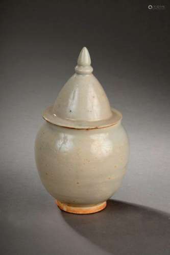Urne couverte Qinbaï pansue à fond plat et couverc...