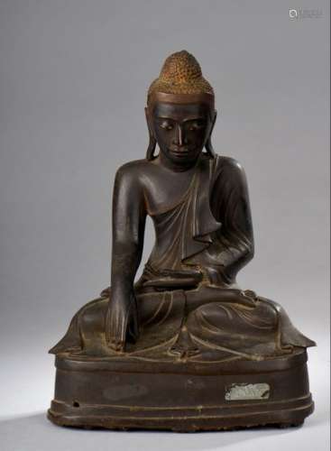 Buddha Maravijaya assis en dhyanasana la main droi...