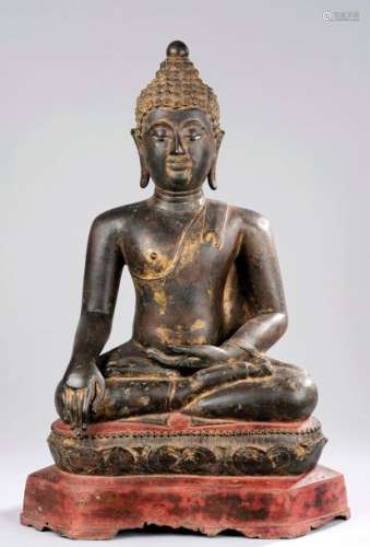 Buddha Maravijaya assis en vajrasana sur un socle ...