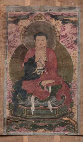 Le Buddha Amitabha assis en méditation vêtu d'une ...