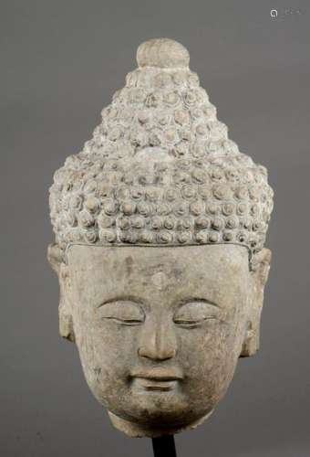 Tête de Buddha à la coiffure bouclée surmontée de ...