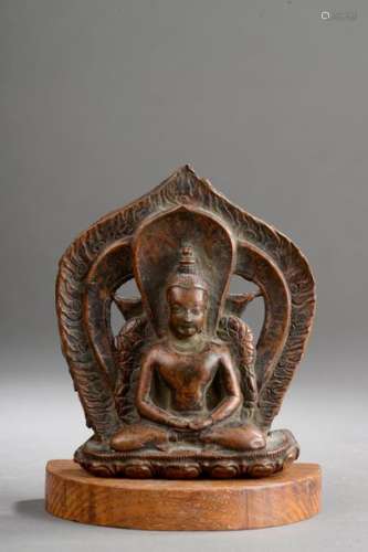 Le Buddha Amitabha assis en dhyanasana les mains e...