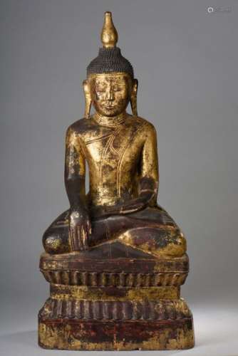 Buddha Maravijaya assis sur un haut socle lotiform...