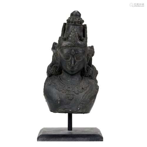 Inde, XIXe siècle. Buste de Vishnu en schiste. H...