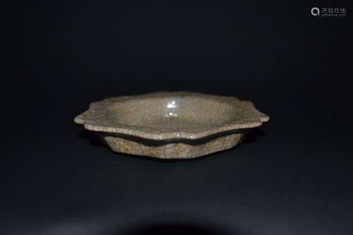 A GE YAO PETAL FORM PLATE