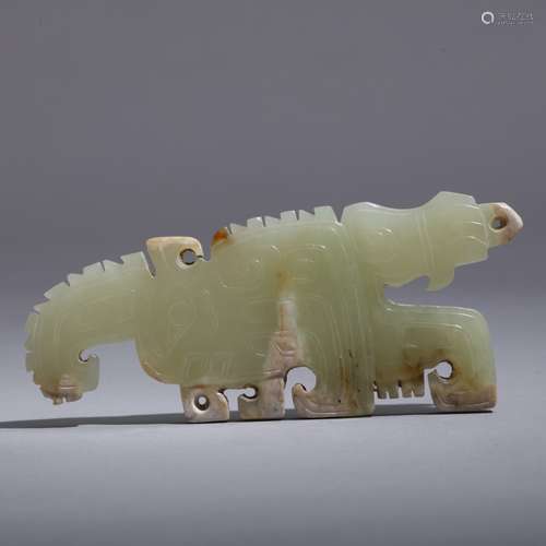 A CHINESE ARCHAIC JADE CARVED PENDANT