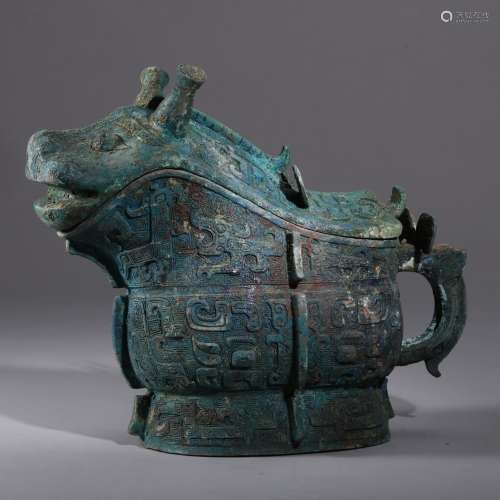 A CHINESE ARCHAIC BRONZE VESSEL