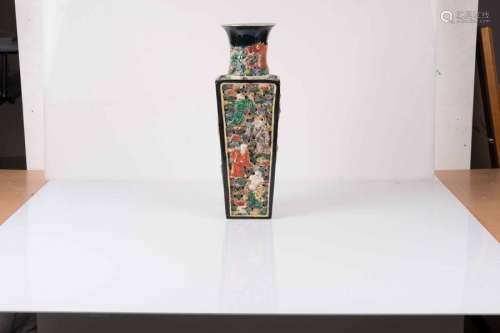 Vase de forme carrée Chine Vers 1900 Porcelaine...