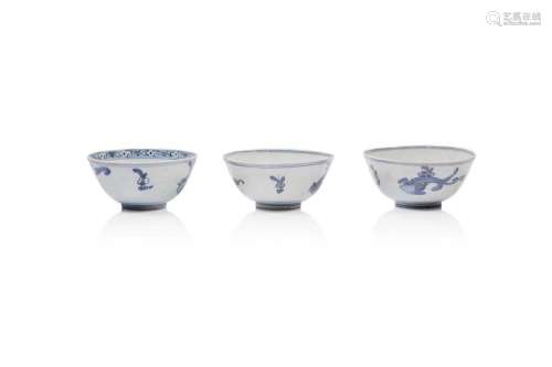 Ensemble de trois bols Chine, Swatow Porcelaine a...