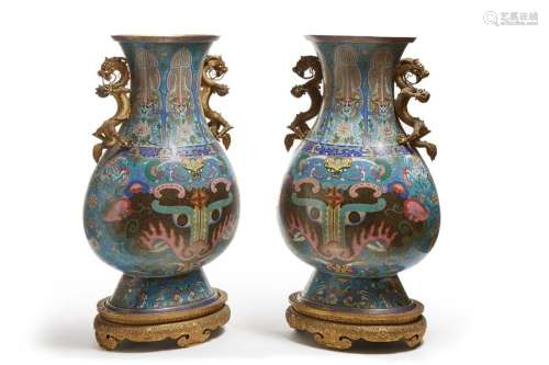 CHINE XIXe siècle Paire de vases hu en bronze d...