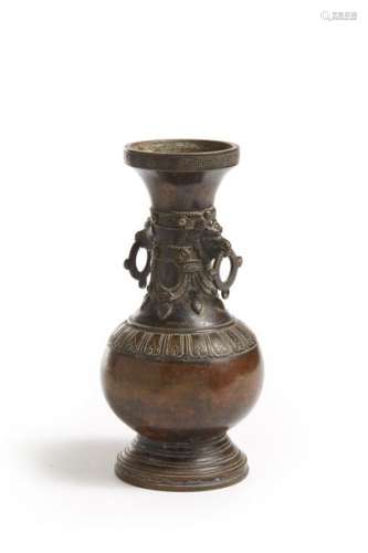 CHINE XVIIIe siècle Vase de forme balustre en b...