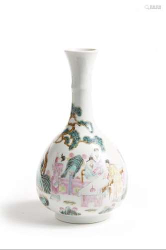 CHINE XXe siècle Vase de forme bouteille en por...