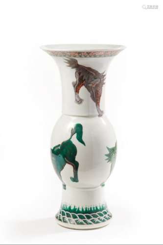 CHINE XXe siècle Vase de forme “gu” en porcelai...