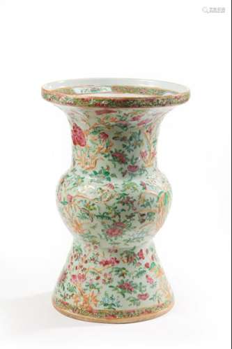 CHINE, Canton XIXe siècle Vase de forme “gu” en...