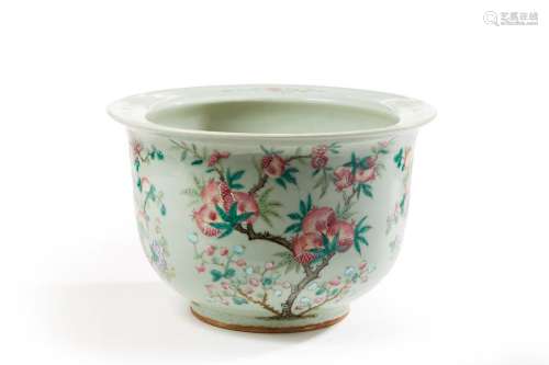 CHINE Vers 1900 Cache pot en porcelaine émaillé...