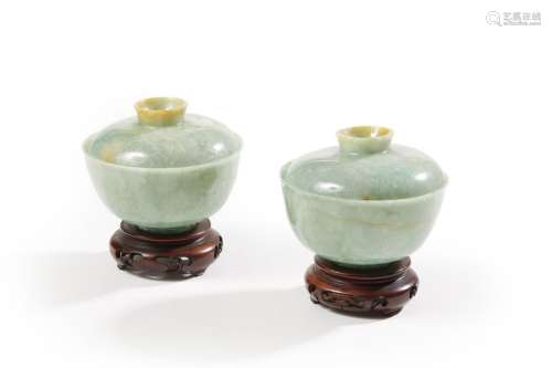 CHINE Vers 1900 Paire de bols couverts en jadéi...