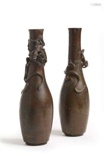 CHINE XIXe siècle Paire de vases en bronze à pa...
