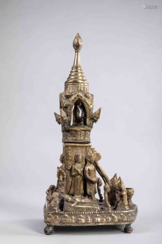 Reliquaire votif composé de deux parties, un piédestal   et un haut stupa incorporant diverses étapes de la   vie du Buddha. Bronze. Thaïlande. Contemporain. 39cm.