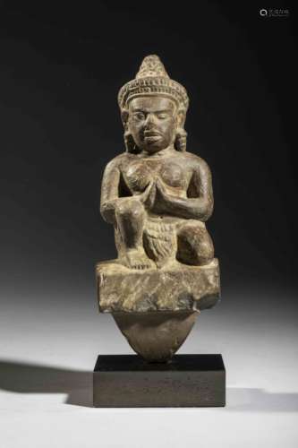 Divinité masculine agenouillée en akalasana les mains jointes en anjalimudra , posture d’adoration, les mains jointes. Grès beige à belle patine du temps. Khmer. Cambodge ; Angkor vat. 12 ème siècle H : 18 cm