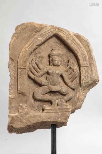 Hevajra dansant sous sa forme à dix bras, vêtu d'un sampot   court plissé et coiffé d'un   diadème. Haut relief de temple ciselé dans une arcature en ogive. Pierre grès   beige. Khmer. Cambodge. 12 ème/13 ème siècle. 42cm.