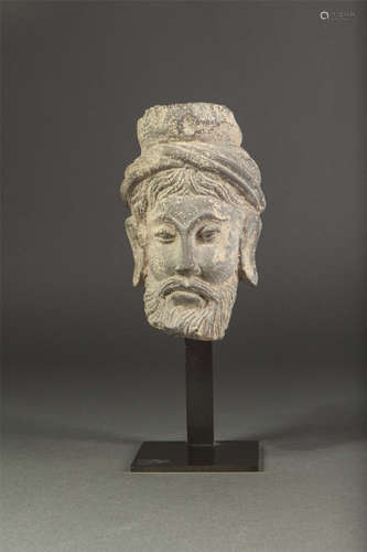 Tête de disciple du Buddha la barbe et   la chevelure frisée coiffée   d'un turban. Pierre schiste gris. Art Gréco   Bouddhique du Gandhara. Afghanistan. 1er à 3 ème siècle. Ht 16cm. Ancienne collection française.