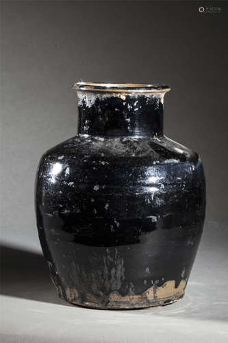 Poterie à corps   cylindrique épaulement   oblique et large col,  à glaçure  monochrome noir   flammé  Chine. Dynastie   Yuan 1271 à 1368. Ht 23,5cm x diam au col 10,5cm.