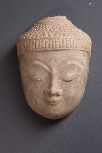 Tête de Buddha à   l'expression sereine, les yeux mi-clos, le regard à   l'intérieur de soi, coiffée   de fines bouclettes. Birmanie. Royaume d'Ava. 18 ème   siècle. Ht 12cm