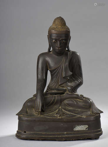 Buddha Maravijaya assis en dhyanasana la main droite dans la prise de la   terre à témoin. Bronze à patine brune. Thaïlande.   Royaume de Mandalay. 19 ème siècle. 32cm.