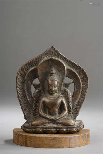 Le Buddha Amitabha assis en dhyanasana   les mains en dhyanamudra coiffé   d'un haut chignon en stupa et auréolé d'une importante mandorle. Cuivre repoussé. Tibet. 14 à 15 ème   siècle. 9cm.