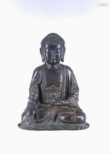 Buddha assis en méditation en virasana, la main droite en   bumishparshamudra et la gauche en dyanamudra    vêtue d’une robe   monastique ouverte sur sa poitrine, la chevelure bouclée ornée du joyaux. Bronze à patine brune. Chine. Dynastie Ming 1368 à   1644. Ht 29 cm x 23cm.